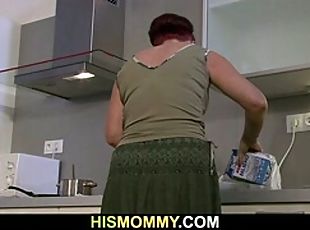 Бабуся (Granny), Лесбіянка (Lesbian), Мама, Кухня